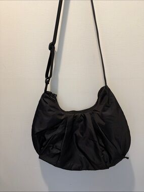 GAIAM crossbody pleated yoga purse in black